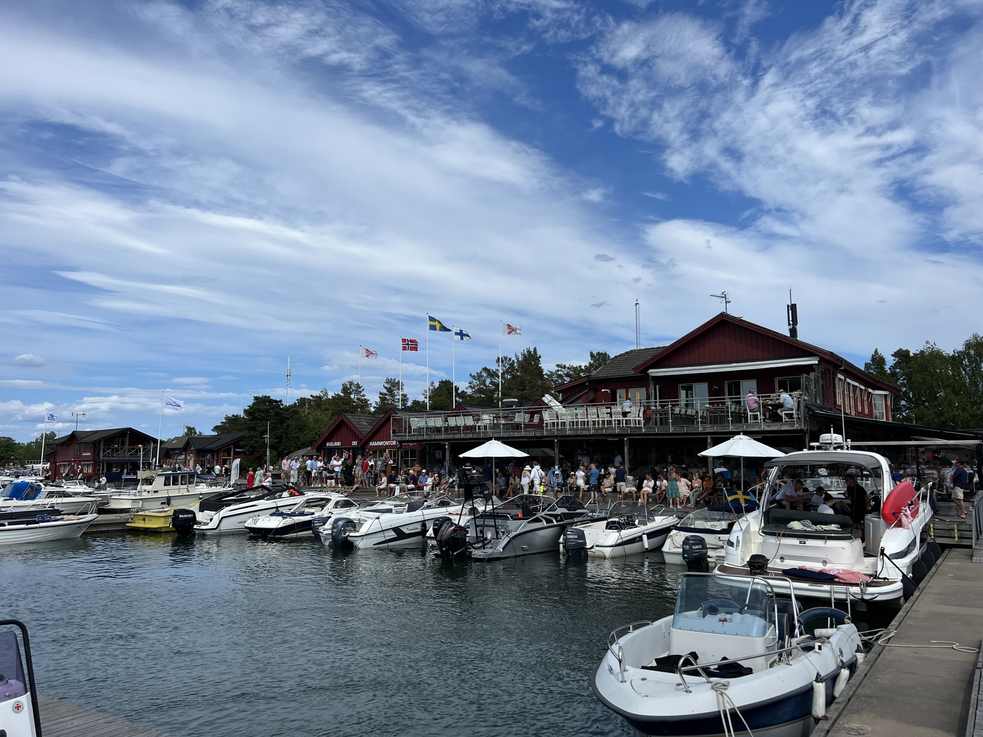 Gästhamnen ligger precis vid Bullandö krog!